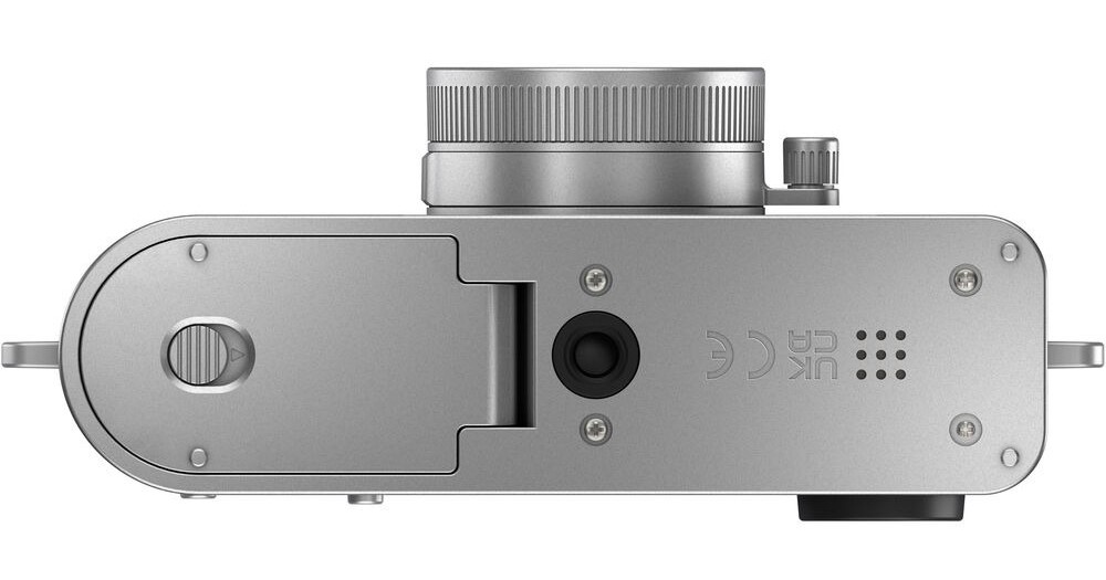 Thẻ nhớ được đặt chung với ngăn chứa pin trên máy