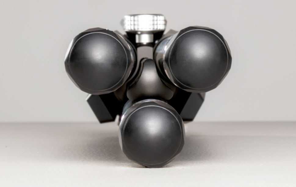 trục trung tâm của chiếc tripod được thiết kế với tiết diện hình chữ Y
