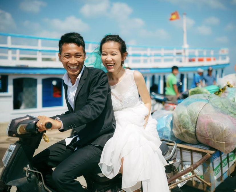 Concept chụp ảnh cưới đời thường trên chiếc xe máy cũ