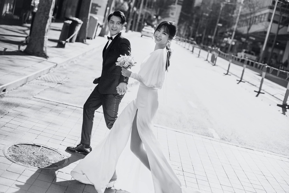 Chụp hình họa cưới tông trắng đen nổi trội 