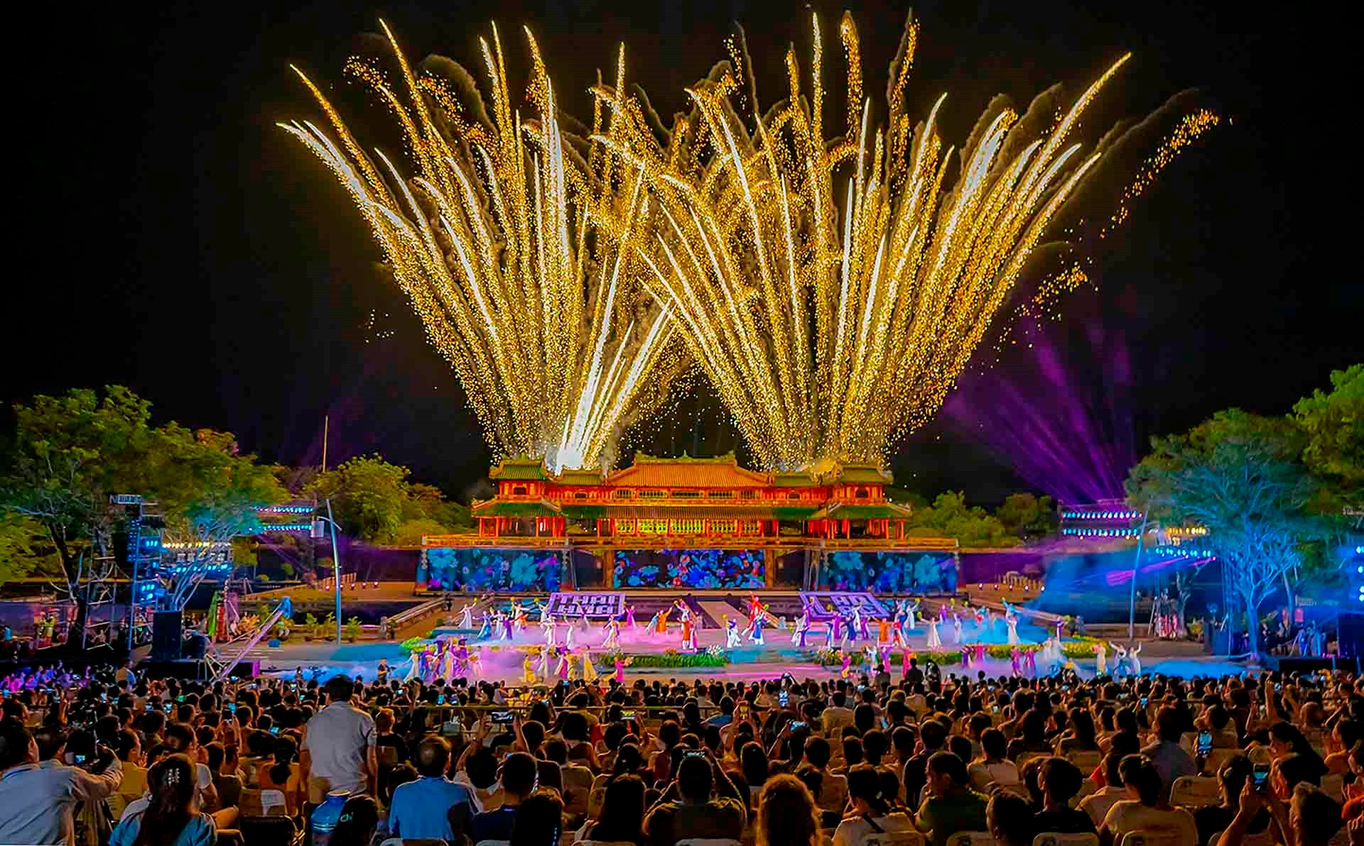 Khoảnh khắc pháo hoa màn khai mạc Festival Huế