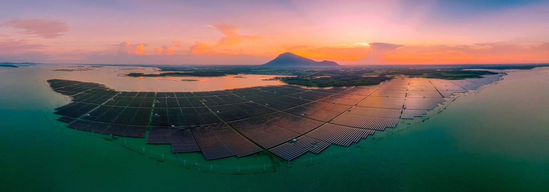 Điện mặt trời trên hồ Dầu Tiếng