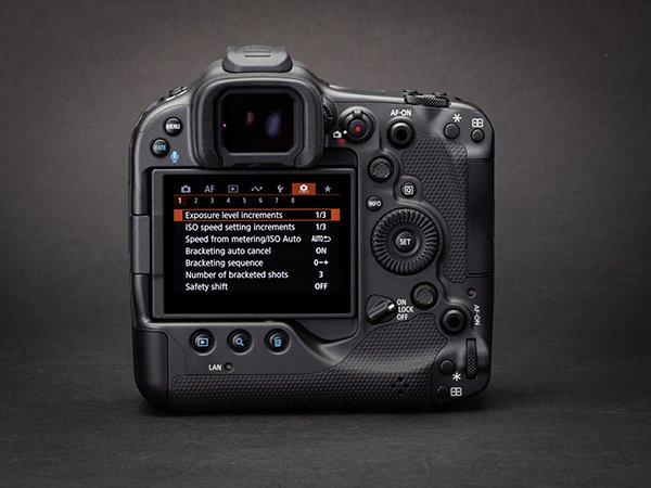 Đánh giá màn hình và trang bị kính ngắm điện tử của Canon EOS R3