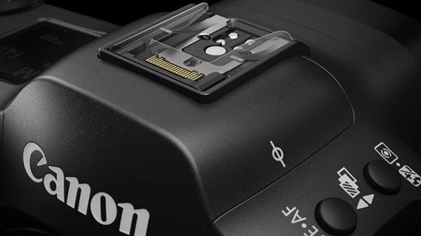 Canon EOS R3 sở hữu ngàm shoe đa chức năng