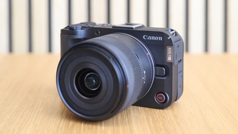 Canon EOS R50 V là một máy ảnh được thiết kế tối ưu cho khả năng quay video, phù hợp cho các nhà sáng tạo nội dung, nhà làm phim cá nhân
