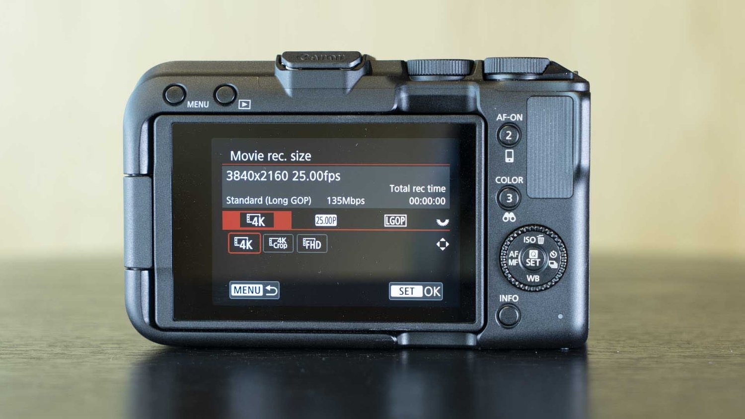 Đánh giá Canon EOS R50 V: Kết nối, lưu trữ và pin