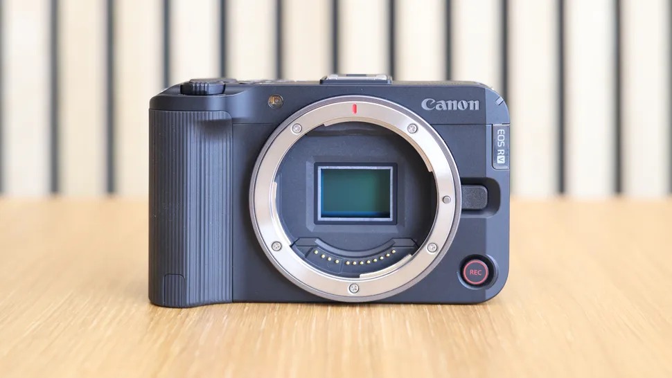 Canon EOS R50 V có kích thước khoảng 119,3 x 73,7 x 45,2 mm, nặng 370 gram
