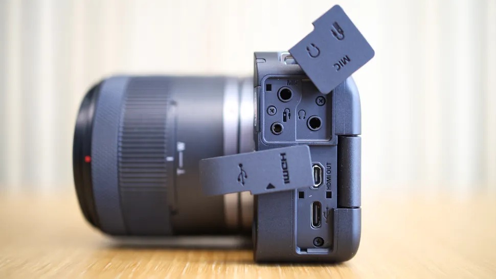 Đánh giá Canon EOS R50 V: Kết nối, lưu trữ và pin