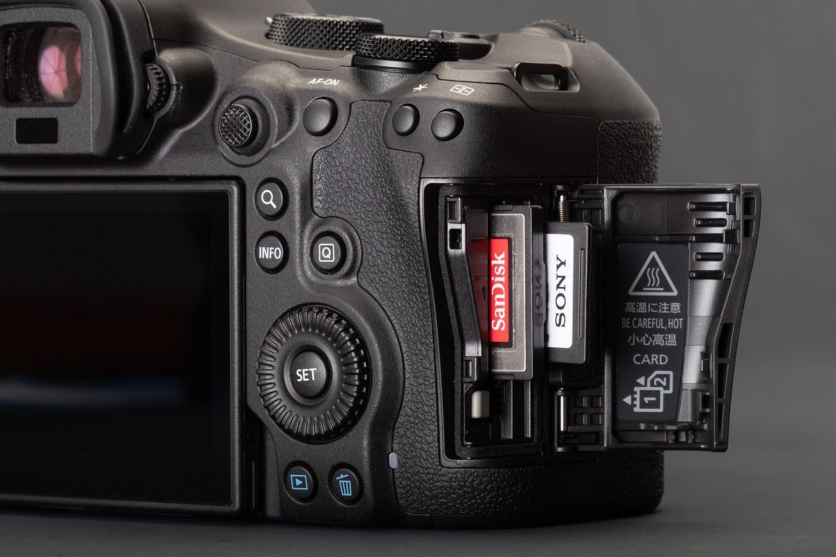 R6 III dùng thẻ CFexpress Type B và UHS II SD