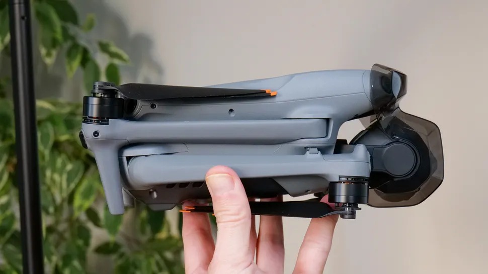 DJI Air 3S vẫn giữ thiết kế gập quen thuộc