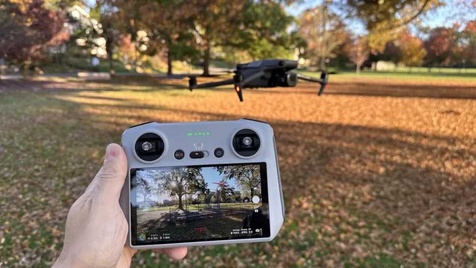 người dùng có thể điều khiển flycam từ xa thông qua bộ điều khiển dễ dàng