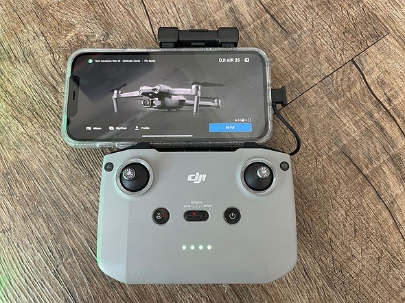 Bộ điều khiển từ xa giúp cho người dùng có thể bay flycam dễ dàng