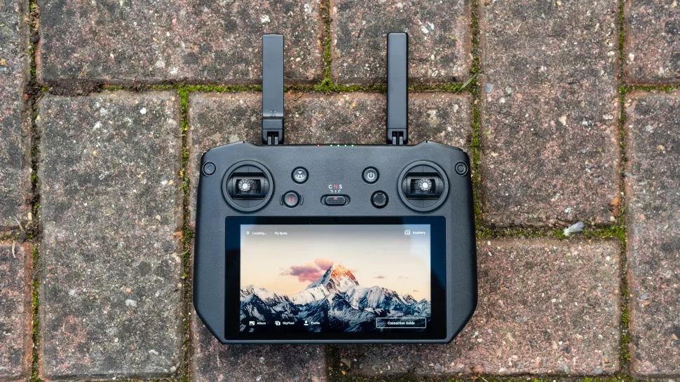 Bộ điều khiển từ xa DJI RC Pro với màn hình 5.5 inch