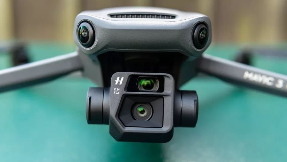 DJI Mavic 3 trang bị camera kép cho phép tạo ra hình ảnh chất lượng