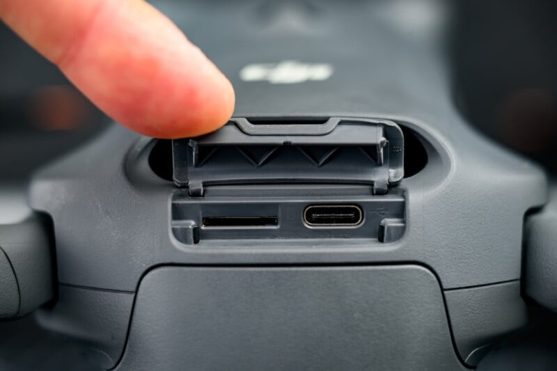 Review DJI Mavic 4 Pro: Khả năng truyền dữ liệu thông qua cổng USB-C
