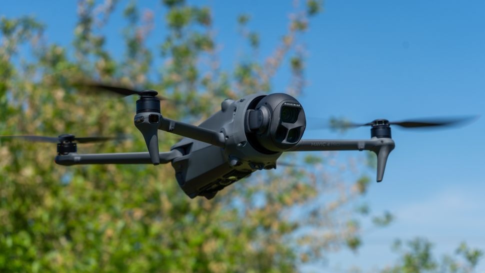 So sánh DJI Mavic 4 Pro vs Air 3S: Tốc độ bay và phạm vi truyền dẫn