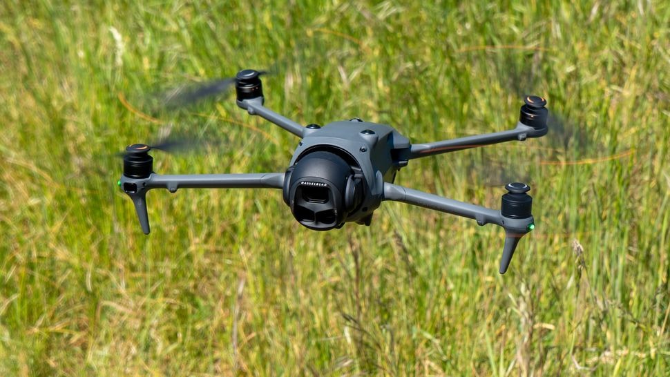 DJI Mavic 4 Pro là chiếc flycam sở hữu hệ thống quay video linh hoạt và chuyên nghiệp bậc nhất trong dòng drone dân dụng hiện nay