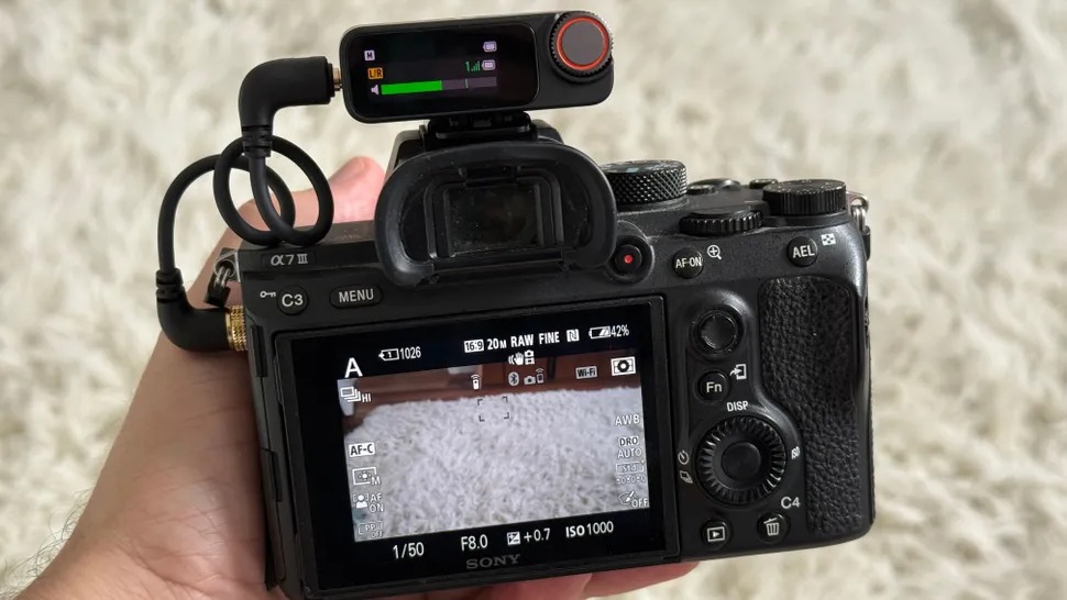 Mic 3 có thể tự động cân bằng mức âm, hạn chế hiện tượng vỡ tiếng