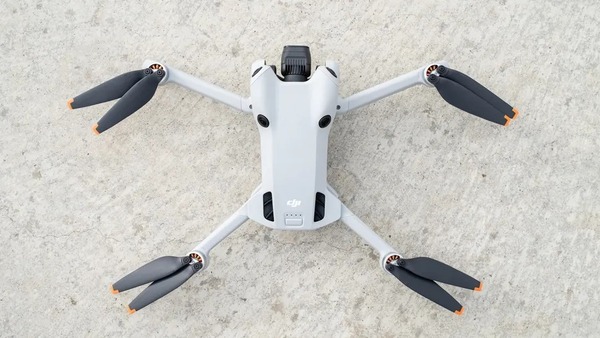 Mini 4 Pro được trang bị cảm biến phát hiện chướng ngại vật ở phía trước, phía sau và bên dưới