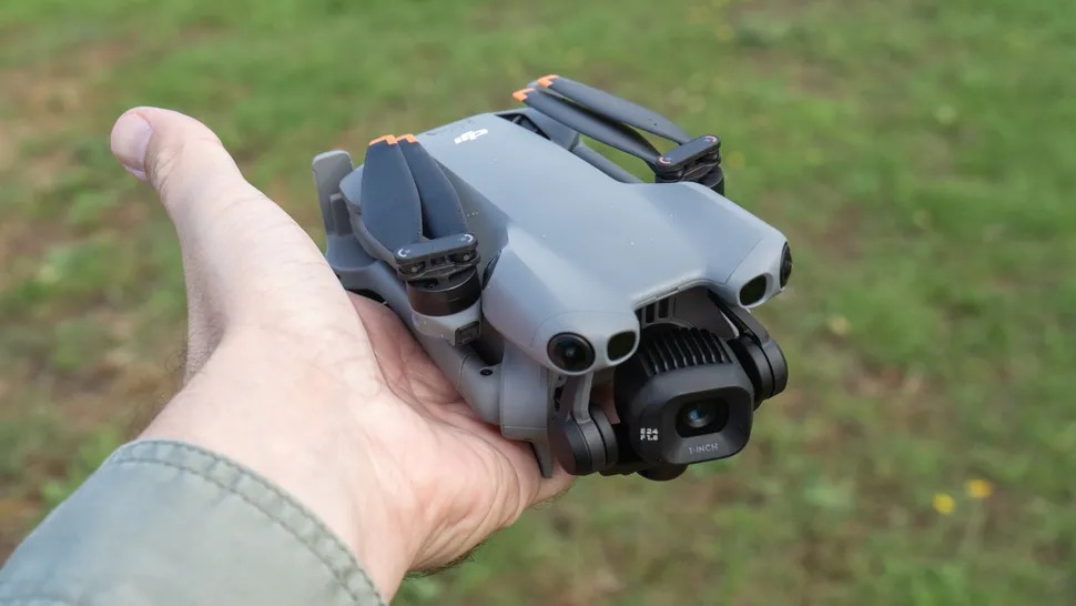 DJI Mini 5 Pro sở hữu gimbal có thể xoay tới 225°