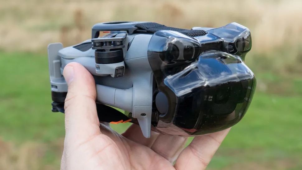 DJI Mini 5 Pro có thiết kế nhỏ gọn, trọng lượng dưới 250g