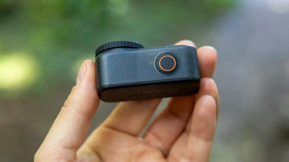 Osmo Nano chỉ có hai nút vật lý trên toàn bộ thiết bị
