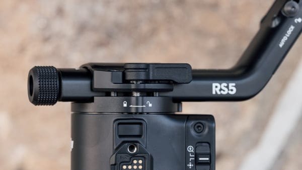 DJI RS 5 sở hữu núm điều chỉnh cho mọi trục