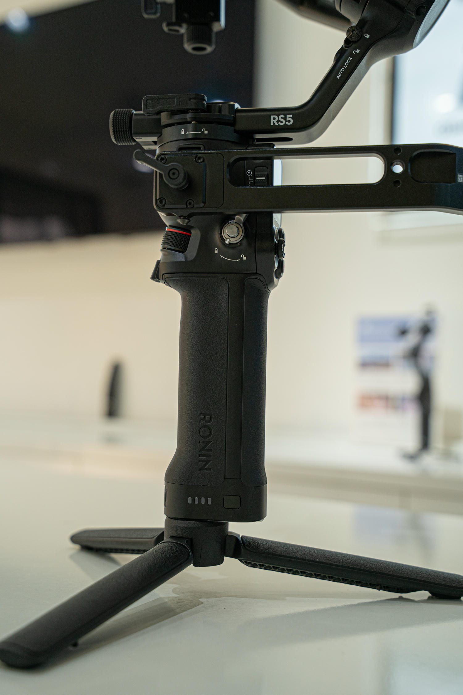 Pin của RS 5 đóng vai trò là phần tay cầm chính của gimbal