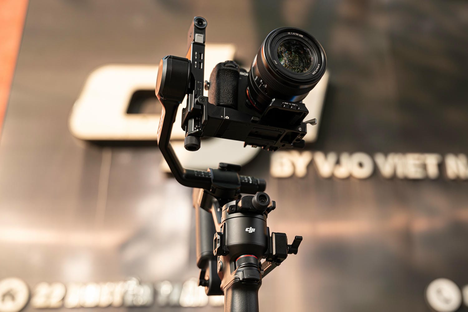 RS 5 phù hợp nhất với ống kính ngắn, thân gọn