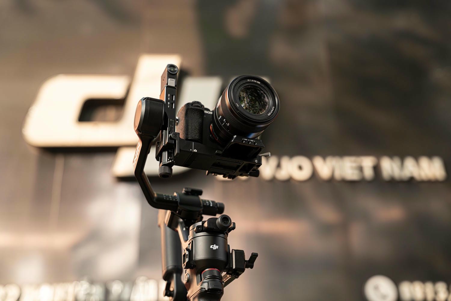 Đánh giá thiết kế DJI RS 5 gọn nhẹ, dễ dàng set up