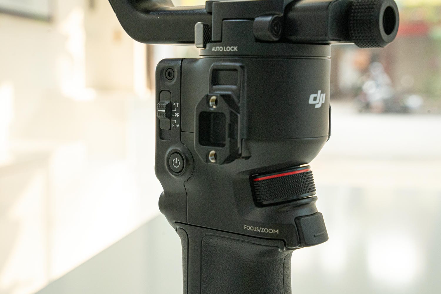 Nút gạt giúp thay đổi nhanh giữa các chế độ chống rung