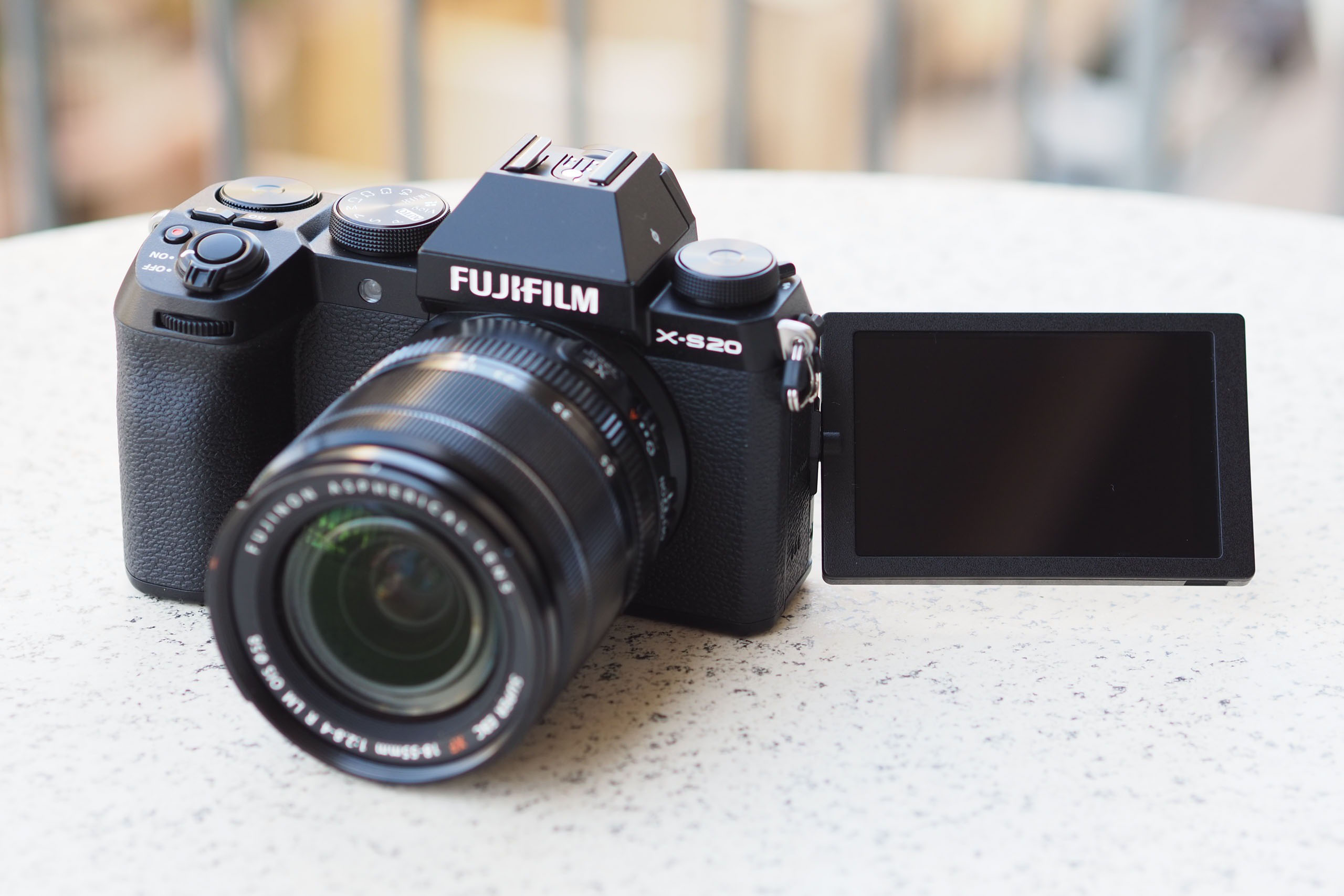 Đánh giá Fujifilm X-S20, camera sở hữu màn hình LCD xoay lật