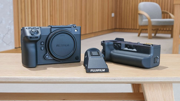 Fujifilm GFX 100 II có báng cầm tay rời