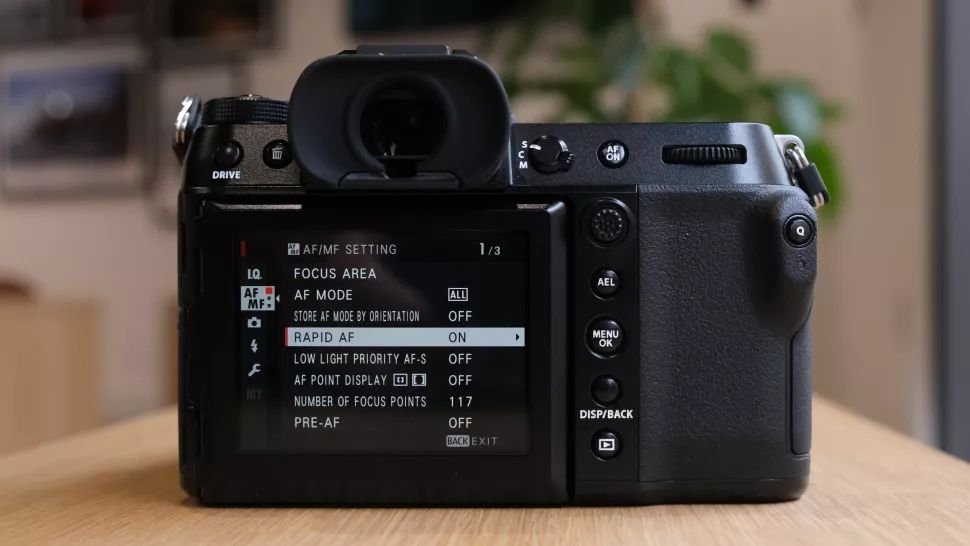 GFX50S Mark II có thể lấy nét tốt ngay cả trong điều kiện ánh sáng yếu