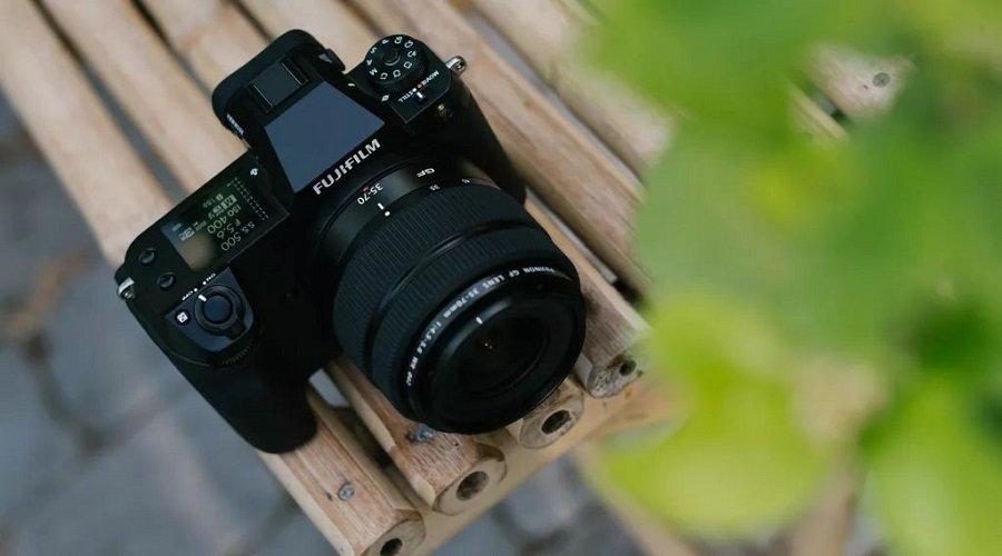 Nếu bạn là người đam mê chụp ảnh, thì Fujifilm GFX50S Mark II không thể thiếu trong bộ sưu tập của bạn. Với độ phân giải cao và khả năng tùy chỉnh linh hoạt, chiếc máy ảnh này sẽ giúp bạn chụp những tác phẩm nghệ thuật đậm chất chuyên nghiệp.