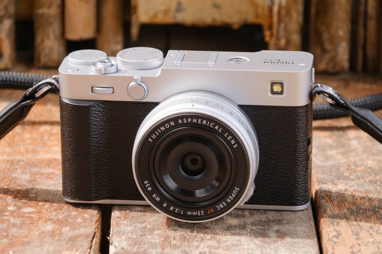 Fujifilm X-E5 có thiết kế nhỏ gọn với phong cách hoài cổ