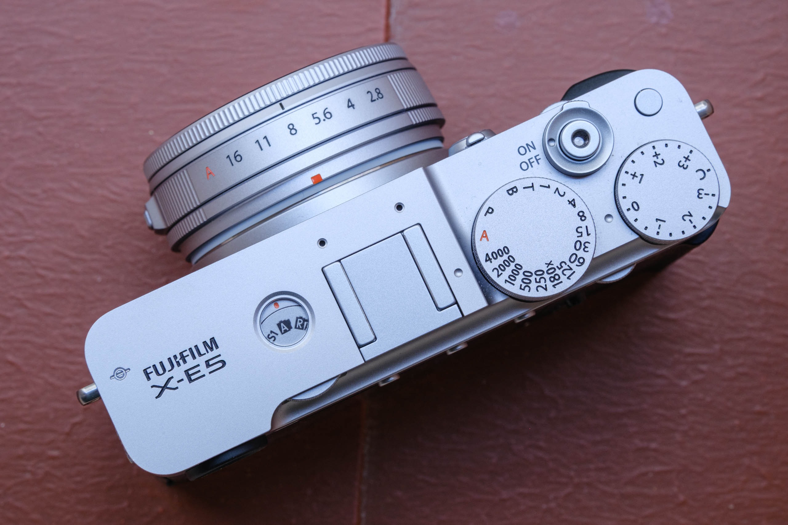 Đánh giá Fujifilm X-E5: Giao diện thiết kế các vòng xoay và nút  bấm