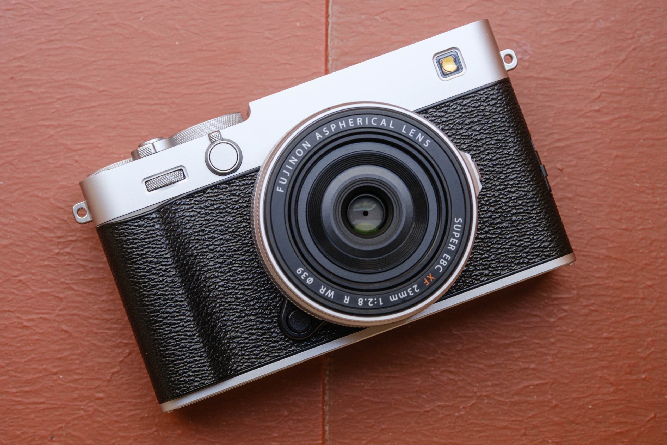Fujifilm X-E5 được trang bị một cần gạt chuyển đổi “self-timer”