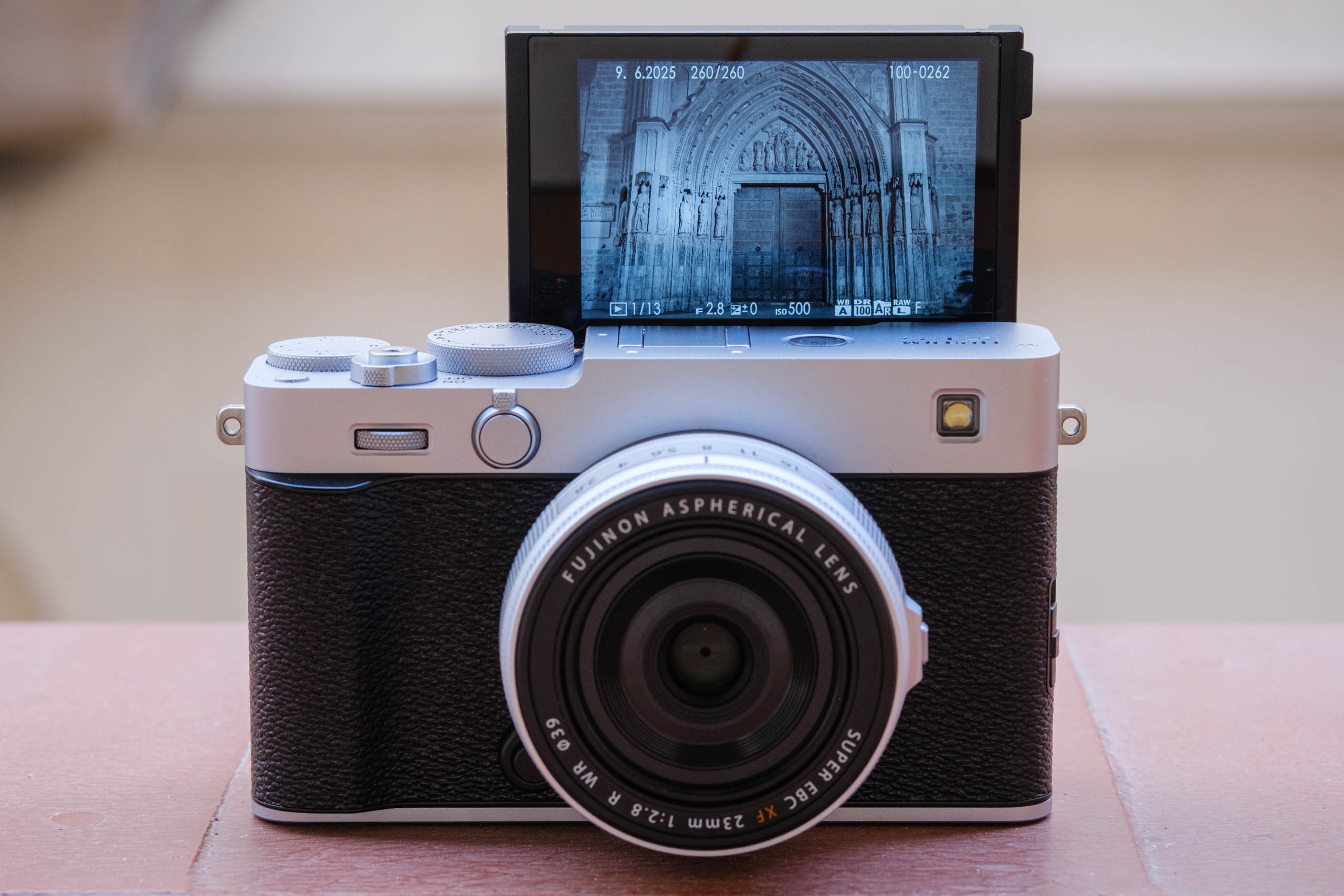 Fujifilm X-E5 được trang bị màn hình cảm ứng LCD 3 inch