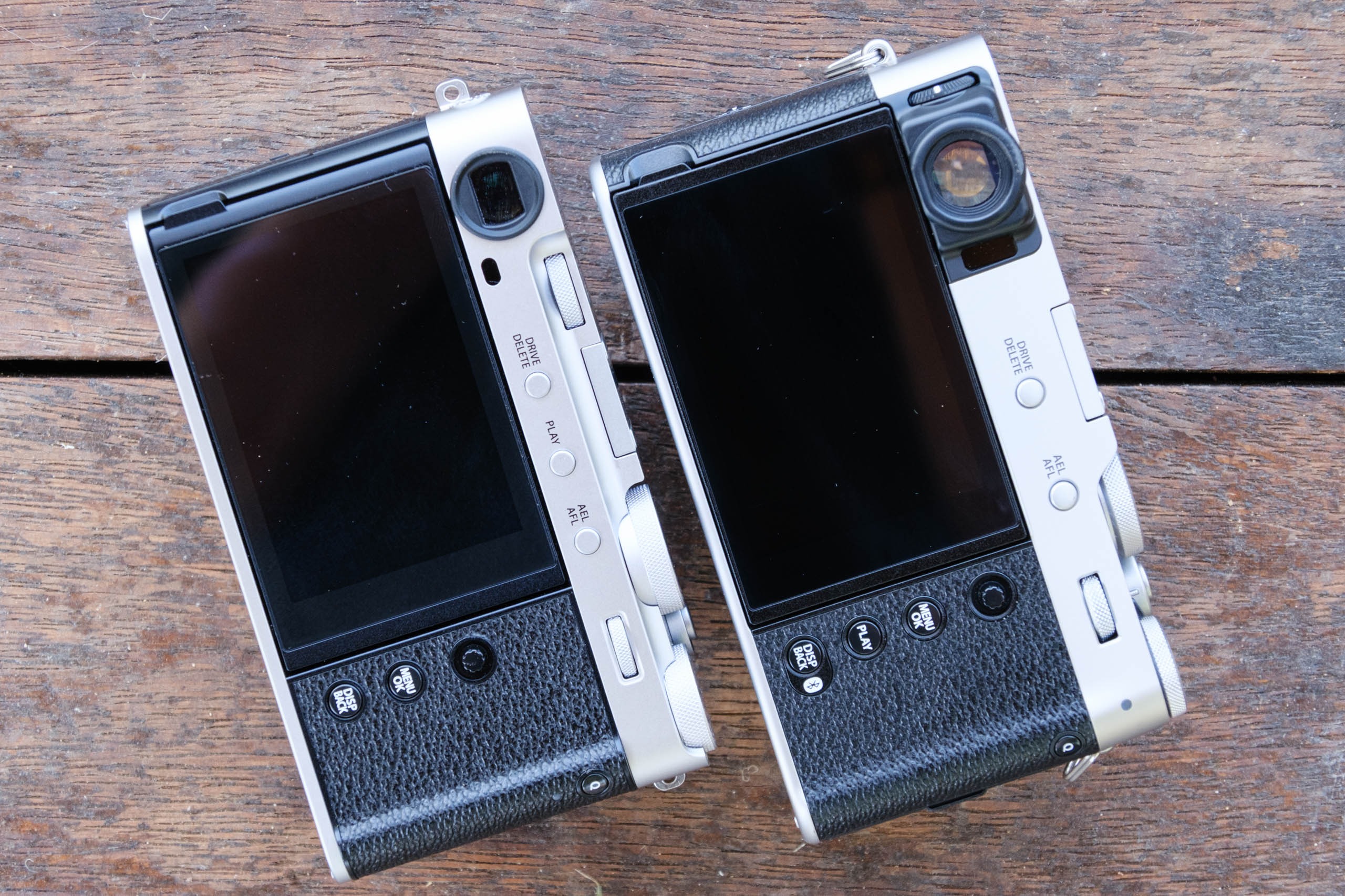 Đánh giá Fujifilm X-E5: Thiết kế ống ngắm so với X100 VI
