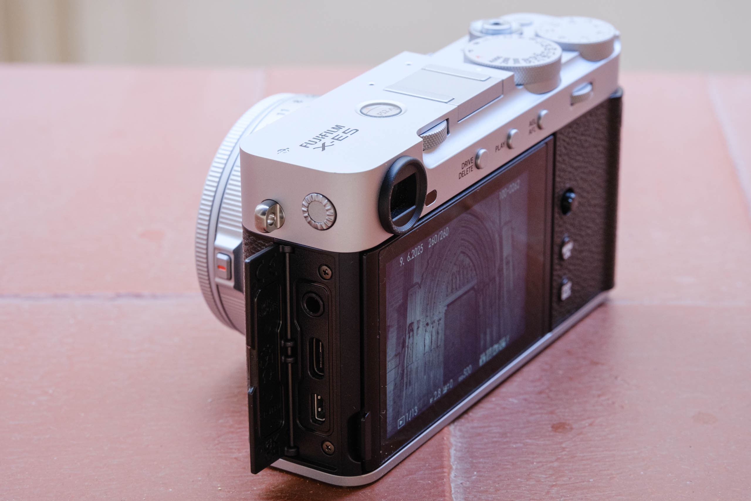 Các cổng kết nối của Fujifilm X-E5