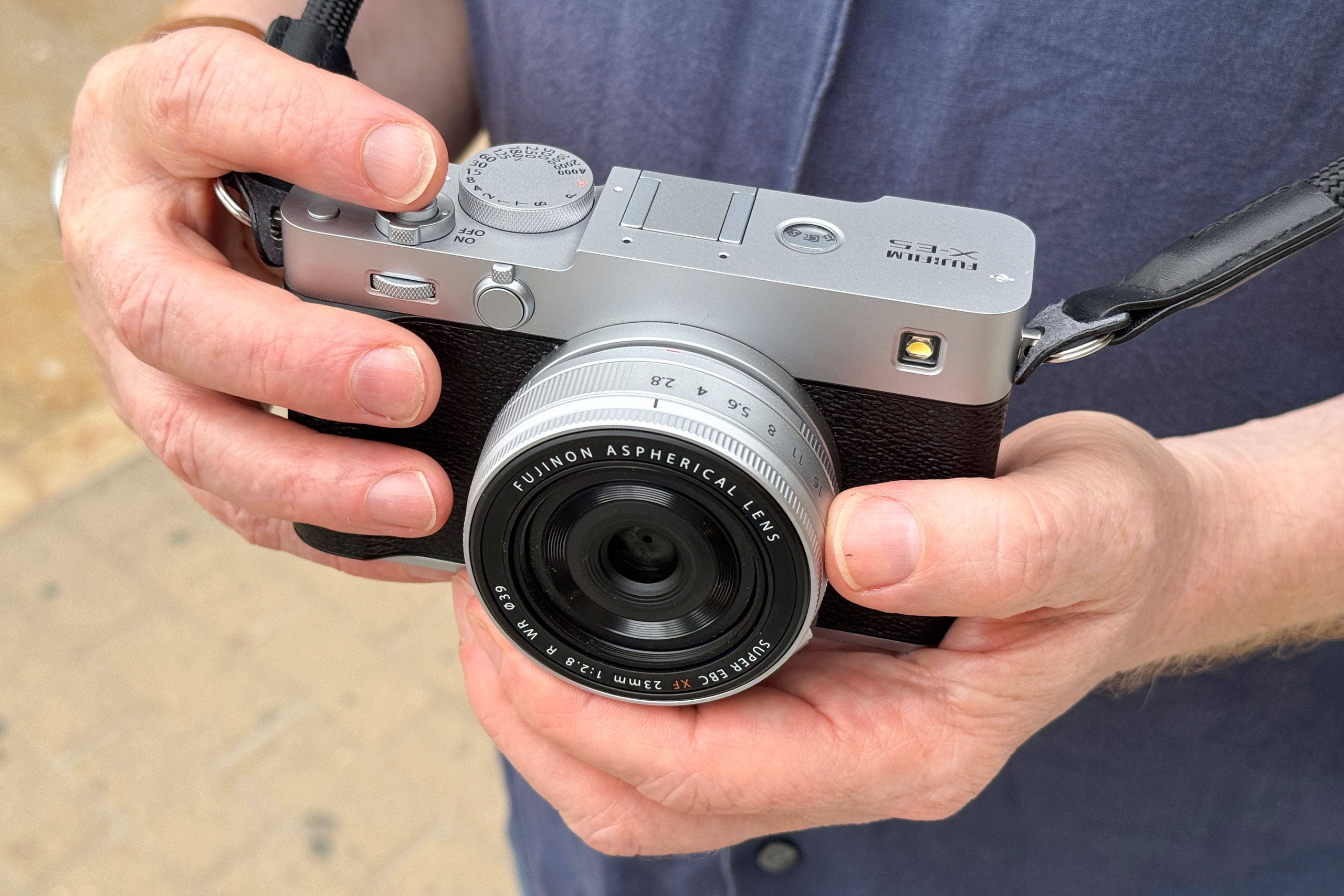 Fujifilm X-E5 có phần báng cầm gồ nhẹ