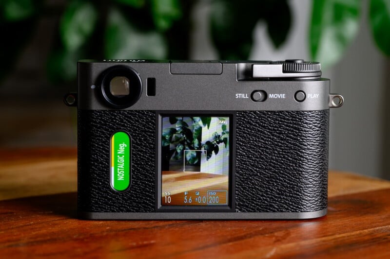 Fujifilm X Half trang bị một ống kính ngắm quang học song song với màn hình LCD