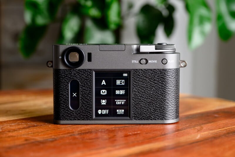 Fujifilm X Half thiết kế loại bỏ hầu hết các nút xoay đa năng hay joystick truyền thống