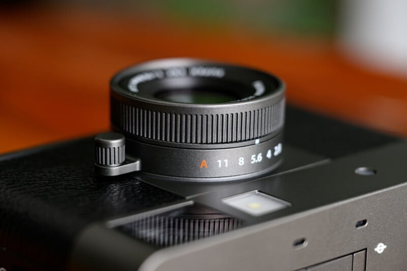 Ống kính Fujifilm X Half thiết kế cố định với tiêu cự 10.8mm, tương đương 32mm ở định dạng full-frame.