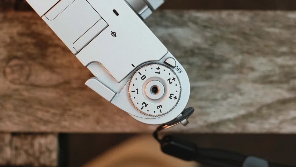 Fujifilm X Half loại bỏ hầu hết các nút xoay đa năng hay joystick truyền thống