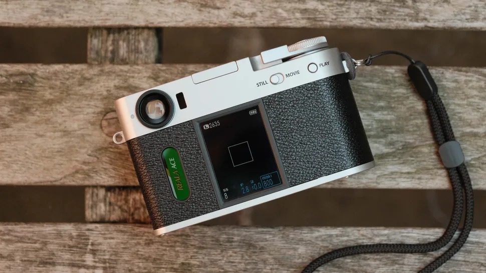 Fujifilm X Half có giao diện màn hình với 2 màn hình cảm ứng dọc