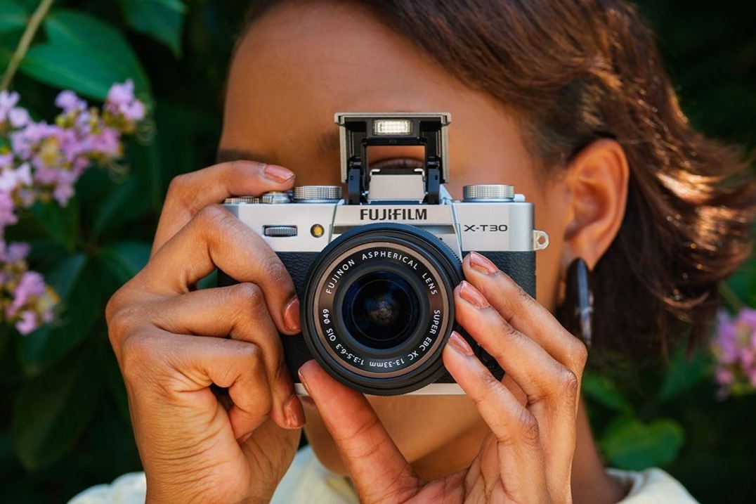 X-T30 III tiếp tục sử dụng đèn flash tích hợp