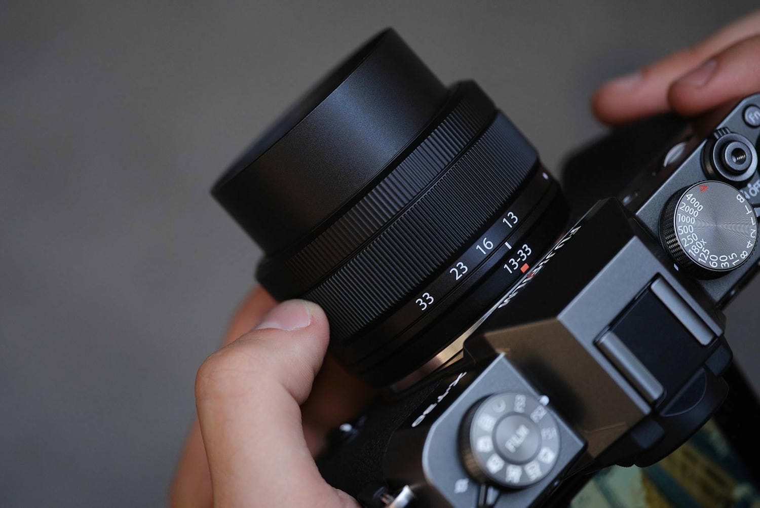 Ống kính XC 13–33mm gọn nhẹ, lấy nét nhanh