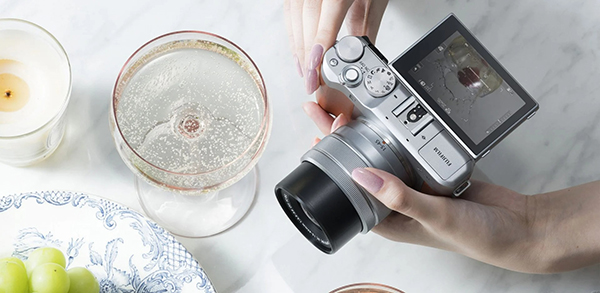 Đánh Giá Fujifilm X5 - Màn hình cảm ứng LCD xoay lật 180 độ